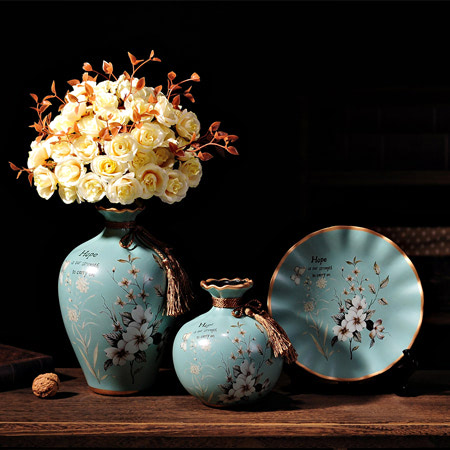 Bình hoa gốm sứ được dùng làm đồ trang trí nội thất